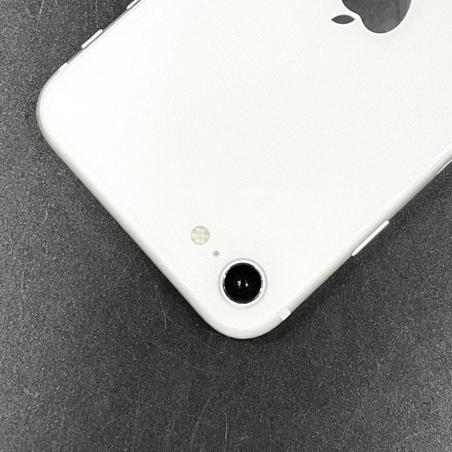 【全額返金保証】【最速発送】Apple iPhone iPhone SE（第2世代） 64GB ホワイト au 白ロム 動作確認済 76%