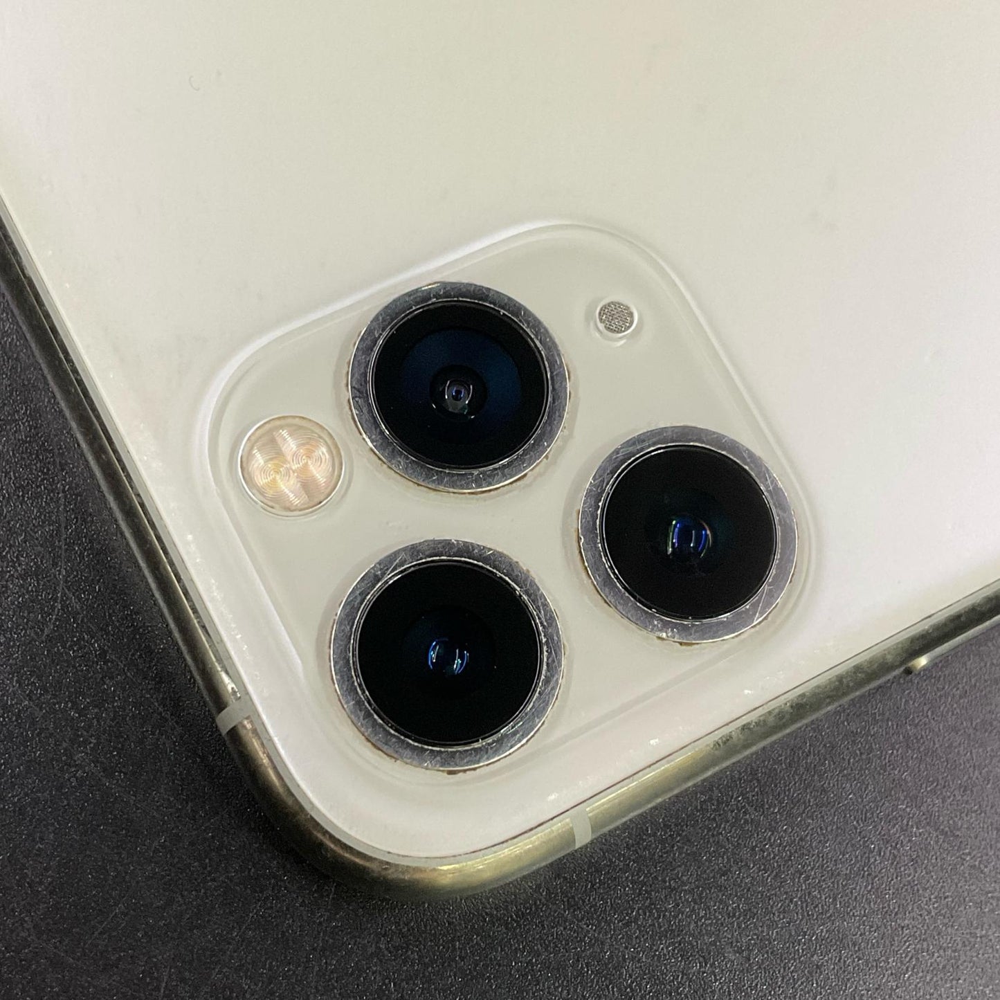 【全額返金保証】【最速発送】Apple iPhone iPhone 11 Pro 64GB シルバー au 白ロム 動作確認済 72%