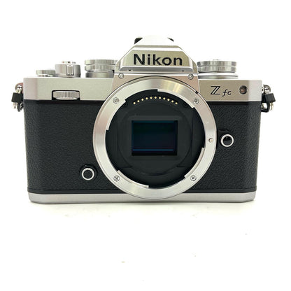 【全額返金保証】【最速発送】Nikon デジタル一眼 Z fc 16-50 VR レンズキット シルバー 美品 動作確認済