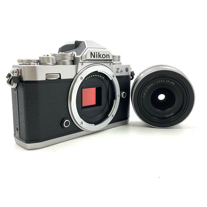 【全額返金保証】【最速発送】Nikon デジタル一眼 Z fc 16-50 VR レンズキット シルバー 美品 動作確認済
