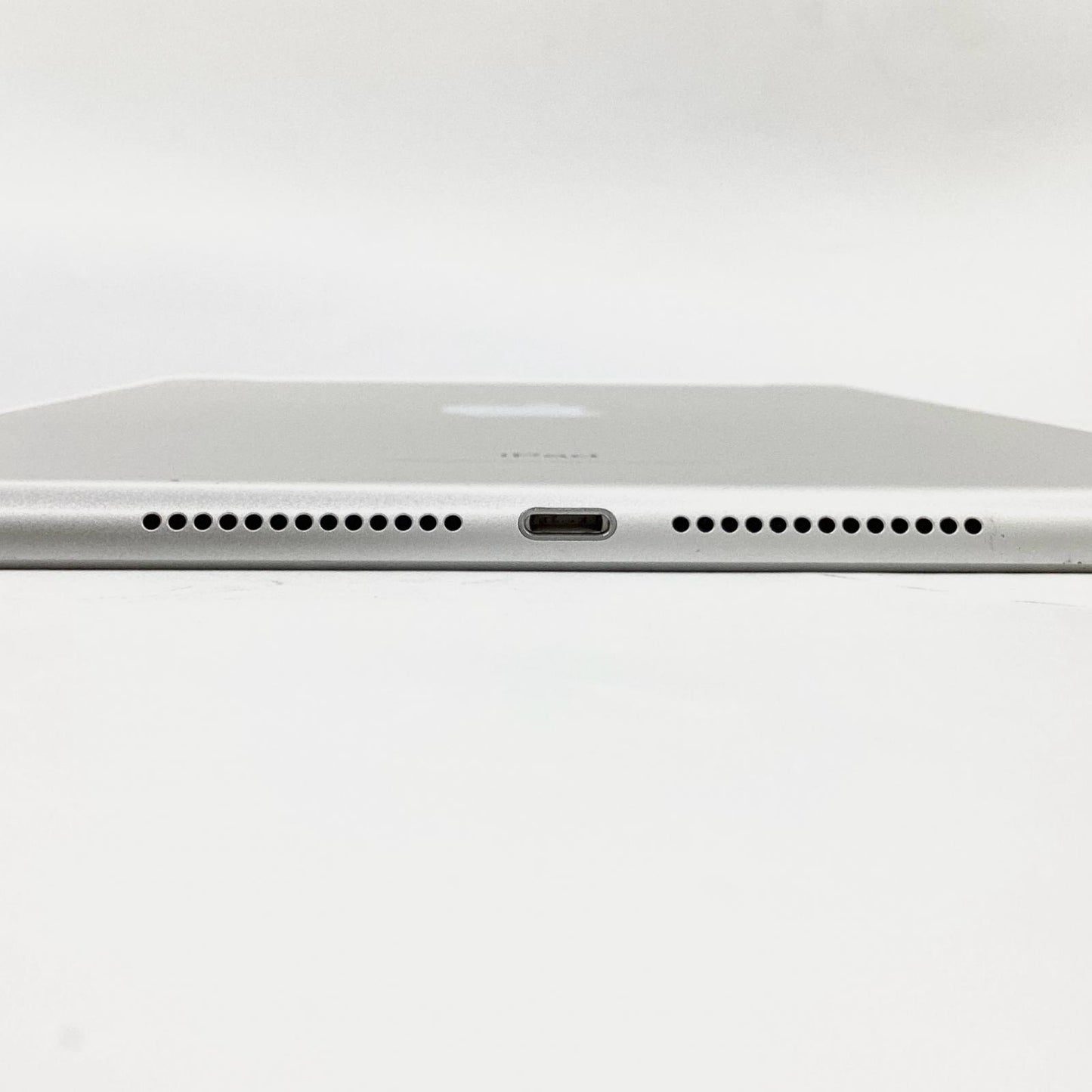 【全額返金保証】【最速発送】Apple iPad iPad 9.7インチ 第6世代 32GB シルバー WiFi+Cellular au 白ロム 動作確認済
