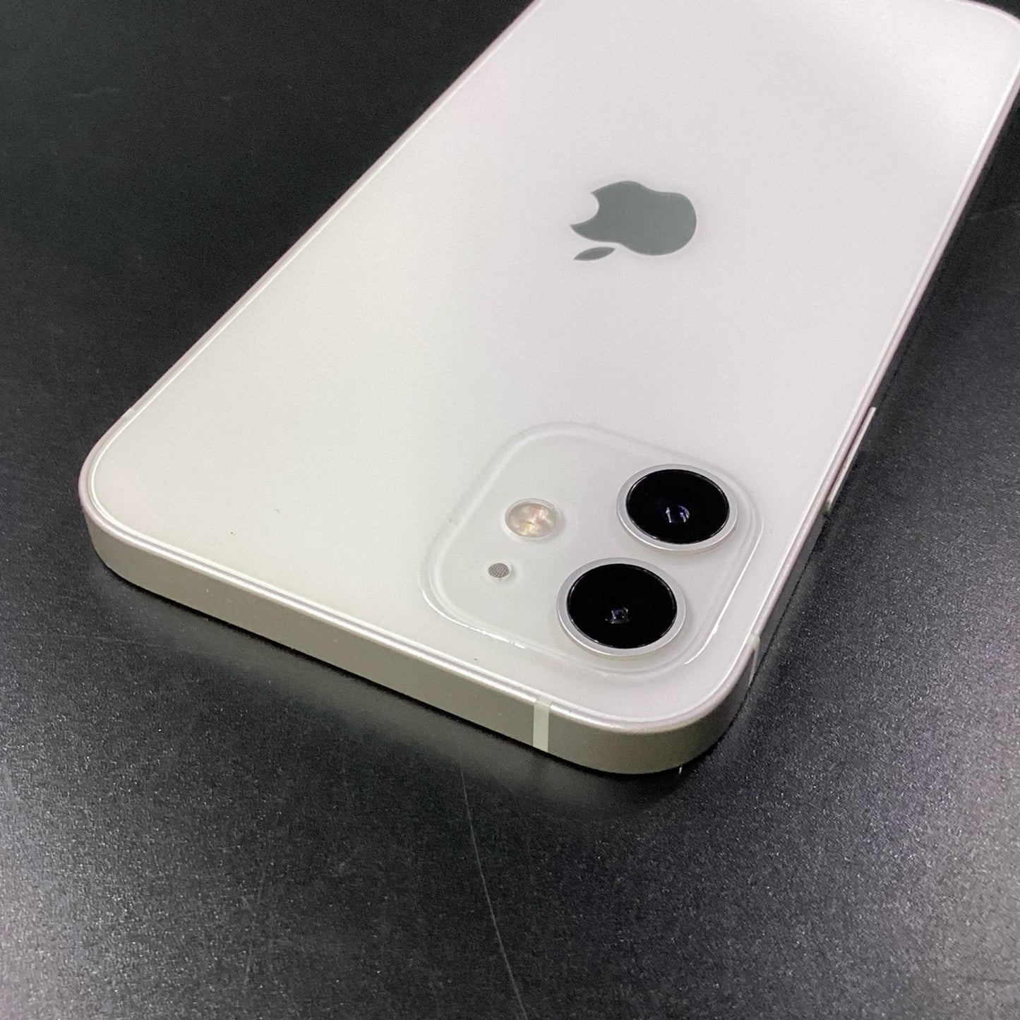 【全額返金保証】【最速発送】Apple iPhone iPhone 12 64GB ホワイト docomo SIMフリー 白ロム 動作確認済 84%