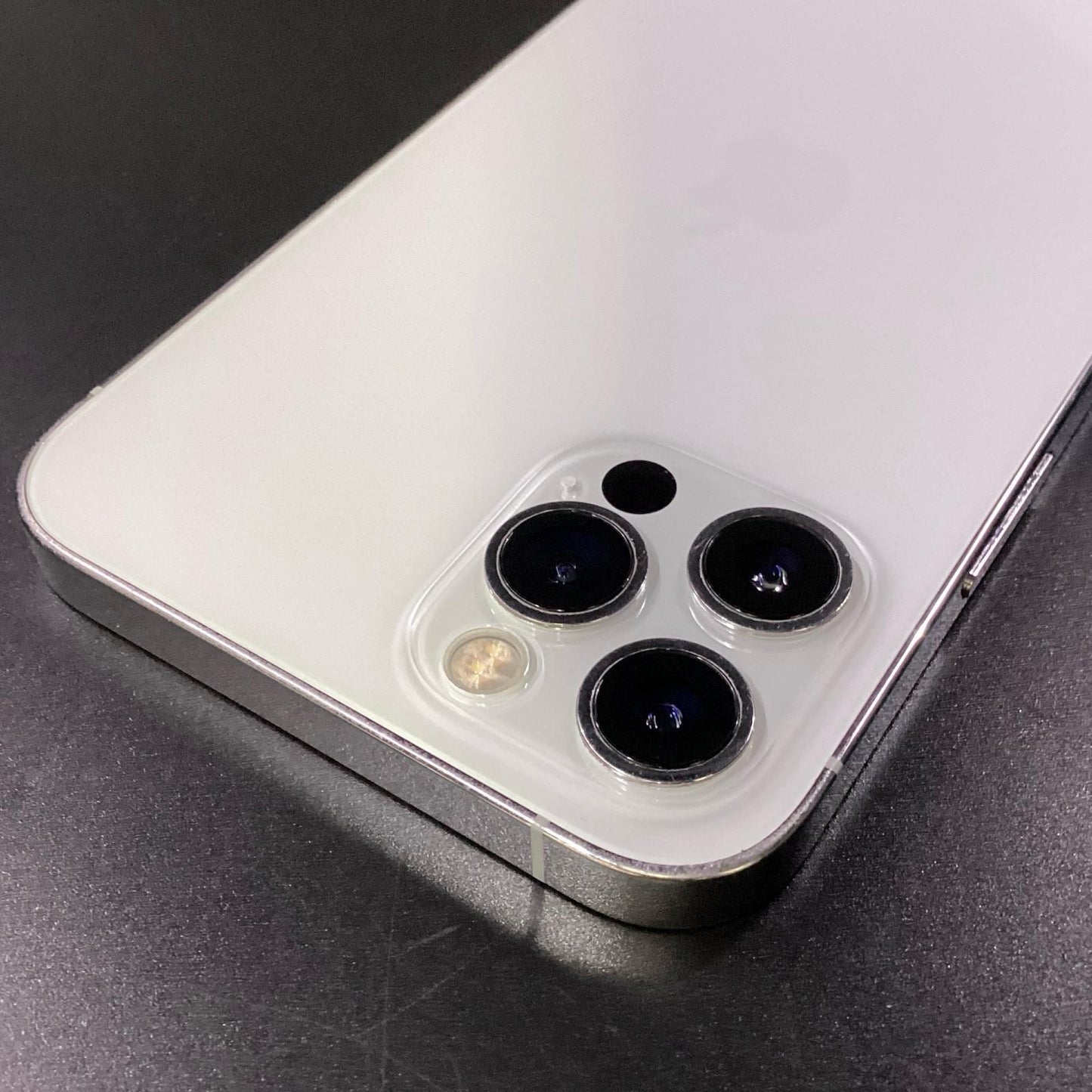 【全額返金保証】【最速発送】Apple iPhone iPhone 12 Pro 256GB シルバー docomo 白ロム 動作確認済 78%