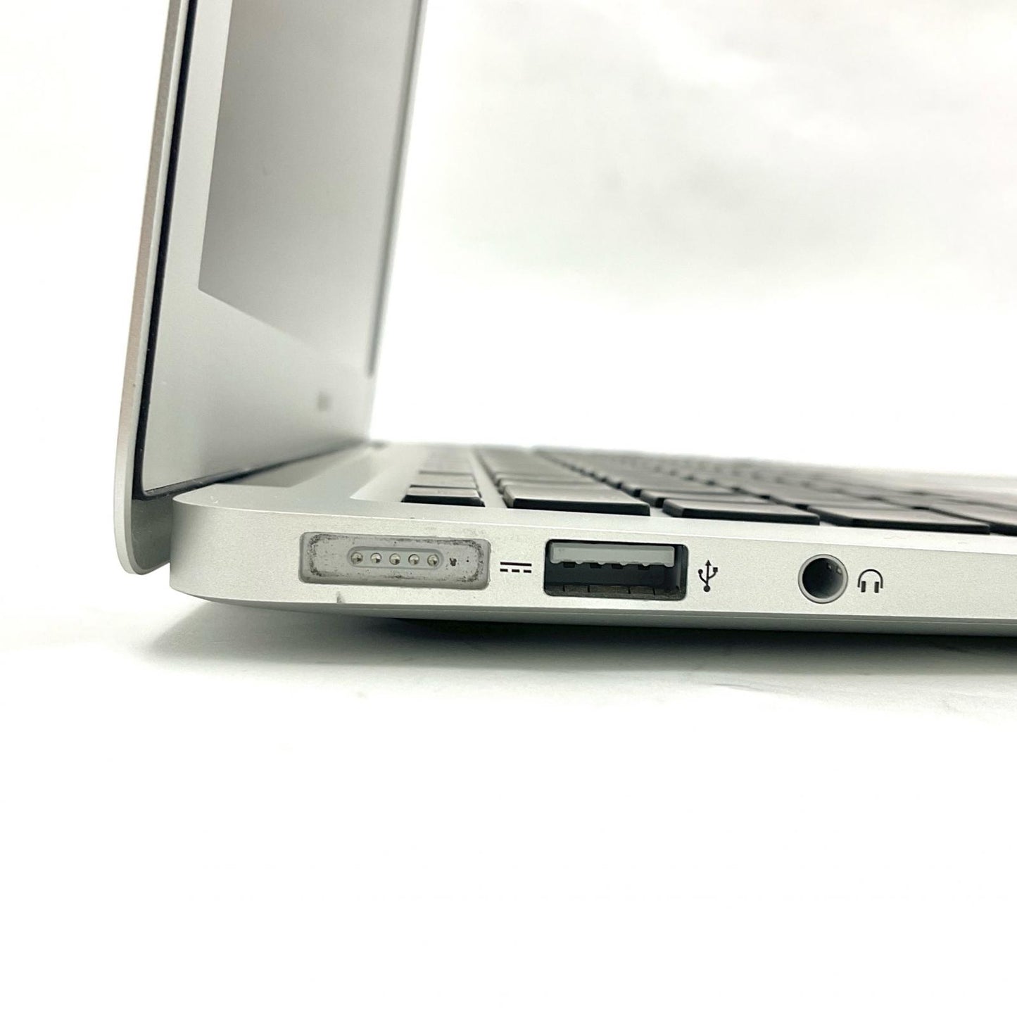 【全額返金保証】【最速発送】Apple MacBook Air 13インチ 2014 1.4 GHz Intel Core i5 4GB SSD 128GB シルバー 動作確認済