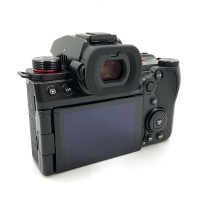 【全額返金保証】【最速発送】Panasonic デジタル一眼 LUMIX DC-S5M2W ダブルレンズキット ブラック 超美品 動作確認済