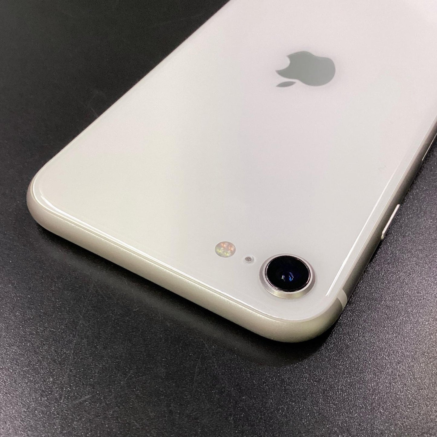 【全額返金保証】【最速発送】Apple iPhone iPhone SE（第3世代） 64GB スターライト docomo SIMフリー 白ロム 動作確認済 84%