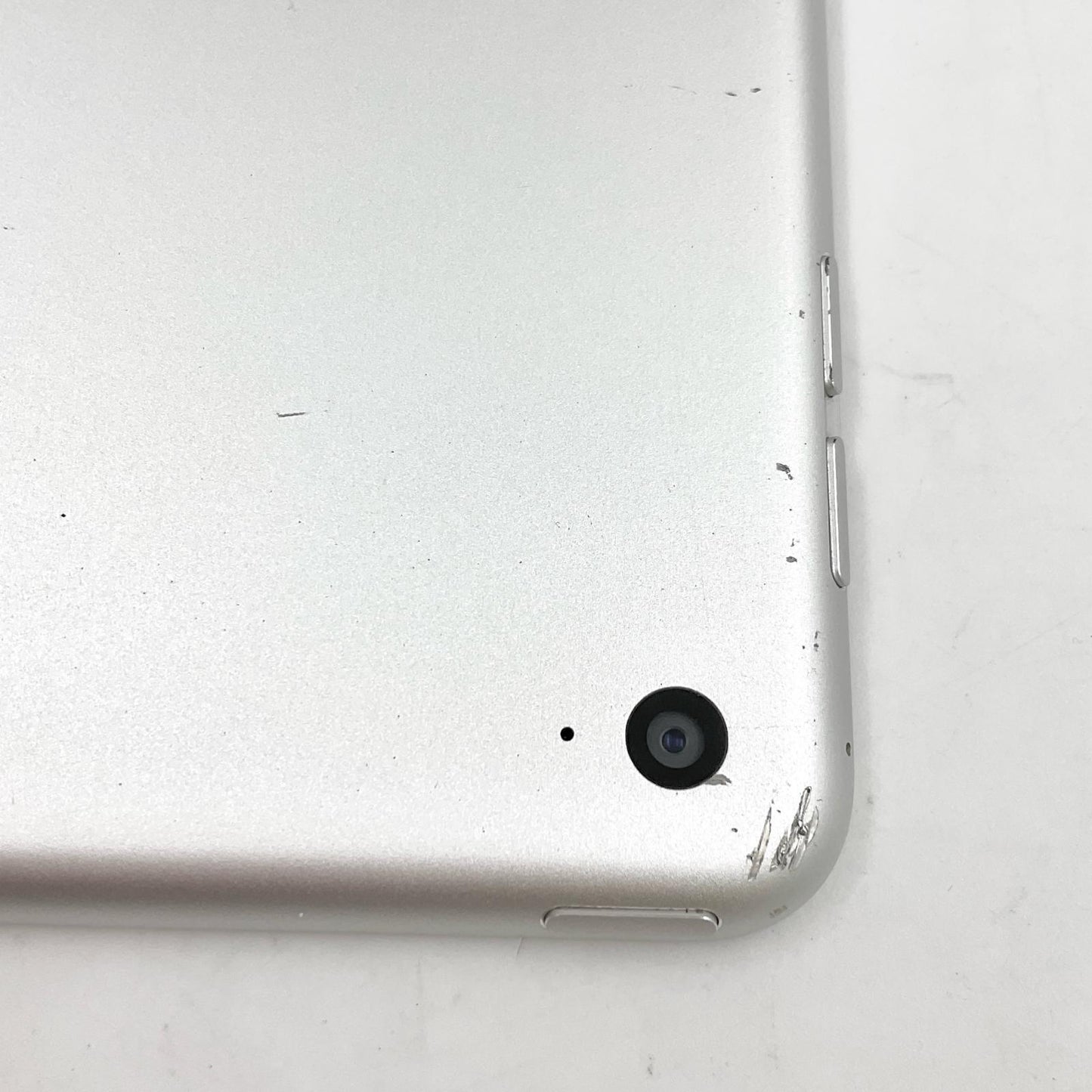 【全額返金保証】【最速発送】Apple iPad iPad Air 9.7インチ 第2世代 32GB シルバー Wi-Fi 動作確認済