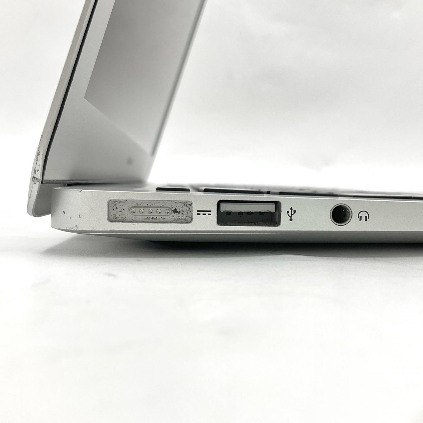 【全額返金保証】【最速発送】Apple MacBook Air 13.3インチ 2015 intel core i5 8GB SSD 256GB シルバー 87.6% 動作確認済