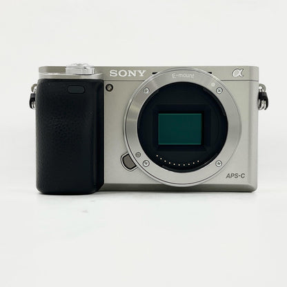 【全額返金保証】【最速発送】Sony デジタル一眼 α6000 ILCE-6000Y ダブルズームレンズキット [シルバー] 美品 動作確認済