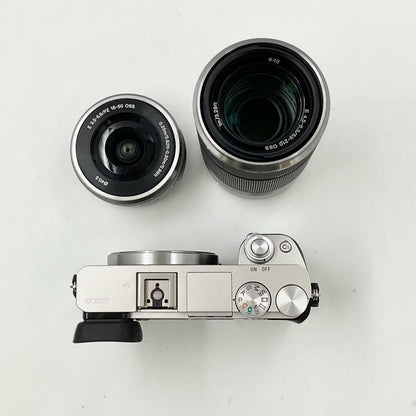 【全額返金保証】【最速発送】Sony デジタル一眼 α6000 ILCE-6000Y ダブルズームレンズキット [シルバー] 美品 動作確認済