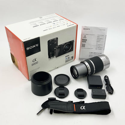 【全額返金保証】【最速発送】Sony デジタル一眼 α6000 ILCE-6000Y ダブルズームレンズキット [シルバー] 美品 動作確認済