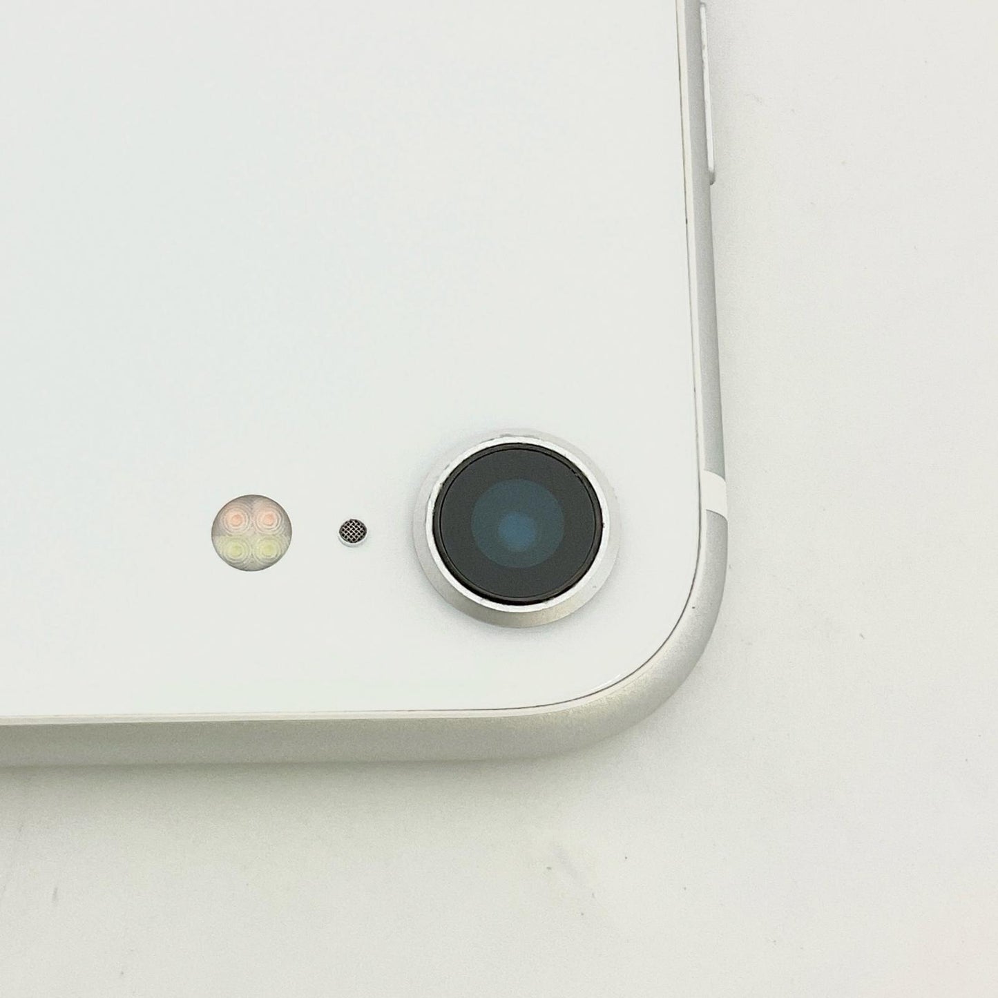 【全額返金保証】【最速発送】Apple iPhone iPhone SE（第2世代） 64GB ホワイト au 白ロム 動作確認済 77%
