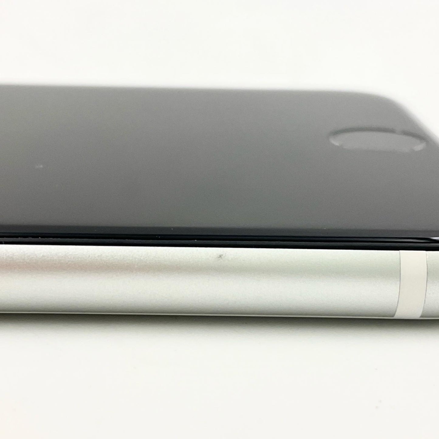 【全額返金保証】【最速発送】Apple iPhone iPhone SE（第2世代） 64GB ホワイト au 白ロム 動作確認済 77%