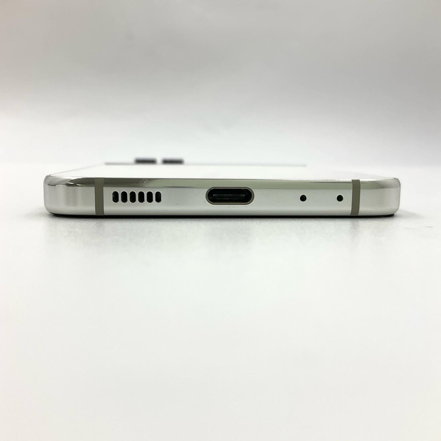 【全額返金保証】【最速発送】SAMSUNG Galaxy Z Flip5 256GB Cream au SIMフリー SCG23 動作確認済
