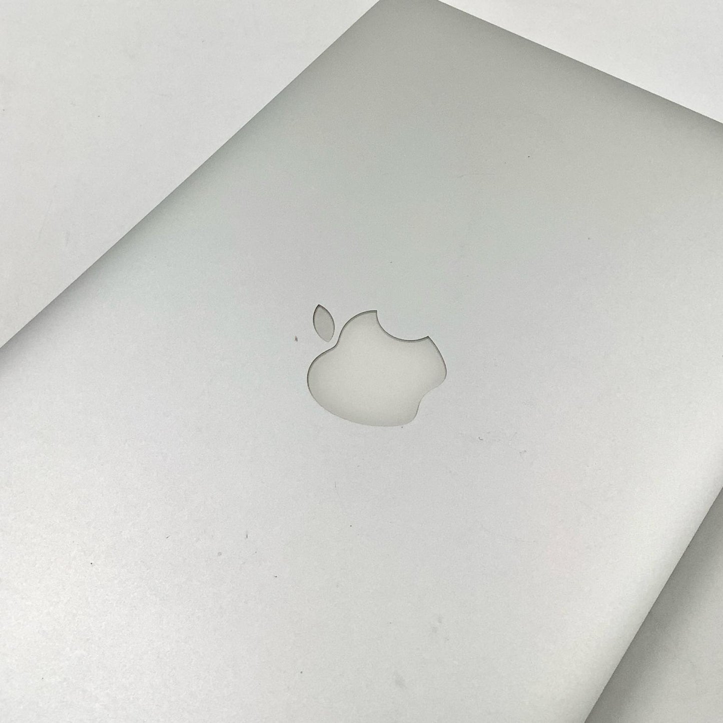 【全額返金保証】【最速発送】Apple MacBook Air 11.6インチ 2015 1.6 GHz デュアルコア Intel Core i5 4GB SSD 512GB シルバー 85.9% 動作確認済