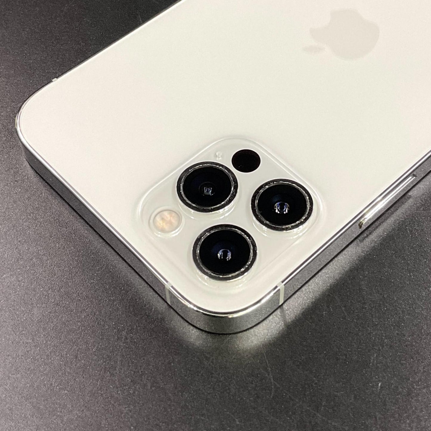 【全額返金保証】【最速発送】Apple iPhone iPhone 12 Pro 512GB シルバー docomo 白ロム 動作確認済 79%