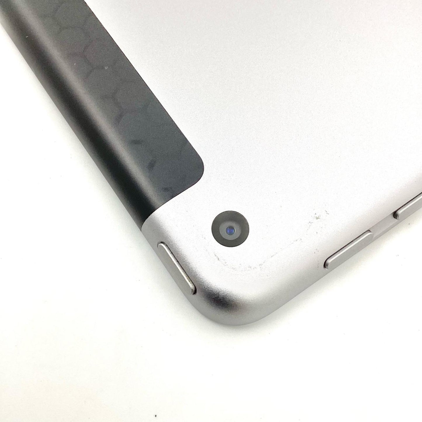 【全額返金保証】【最速発送】Apple iPad iPad 9.7インチ 第6世代 32GB スペースグレイ WiFi+Cellular docomo 白ロム 動作確認済