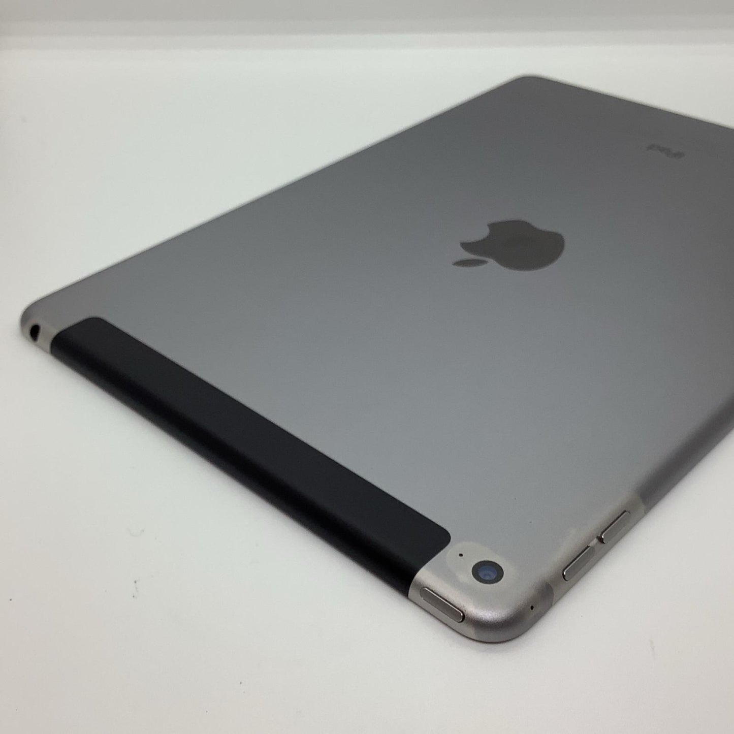 【全額返金保証】【最速発送】Apple iPad Air 9.7インチ 第2世代 16GB スペースグレイ WiFi+Cellular Softbank 白ロム 動作確認済