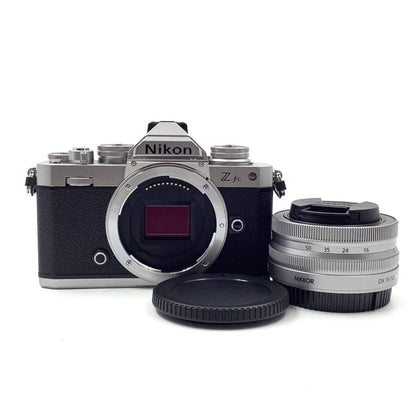 【全額返金保証】【最速発送】Nikon デジタル一眼 Z fc 16-50 VR レンズキット シルバー 美品 動作確認済