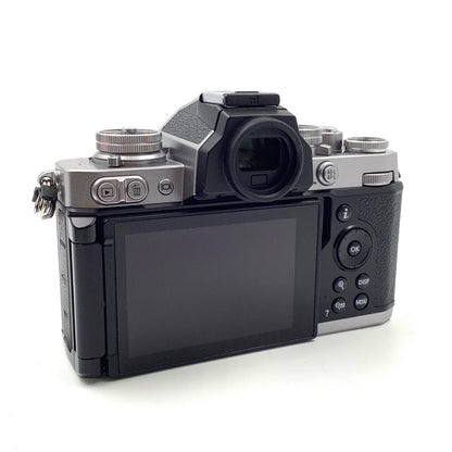 【全額返金保証】【最速発送】Nikon デジタル一眼 Z fc 16-50 VR レンズキット シルバー 美品 動作確認済