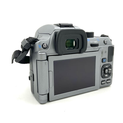【全額返金保証】【最速発送】PENTAX デジタル一眼 K-70 ボディ シルキーシルバー 美品 動作確認済