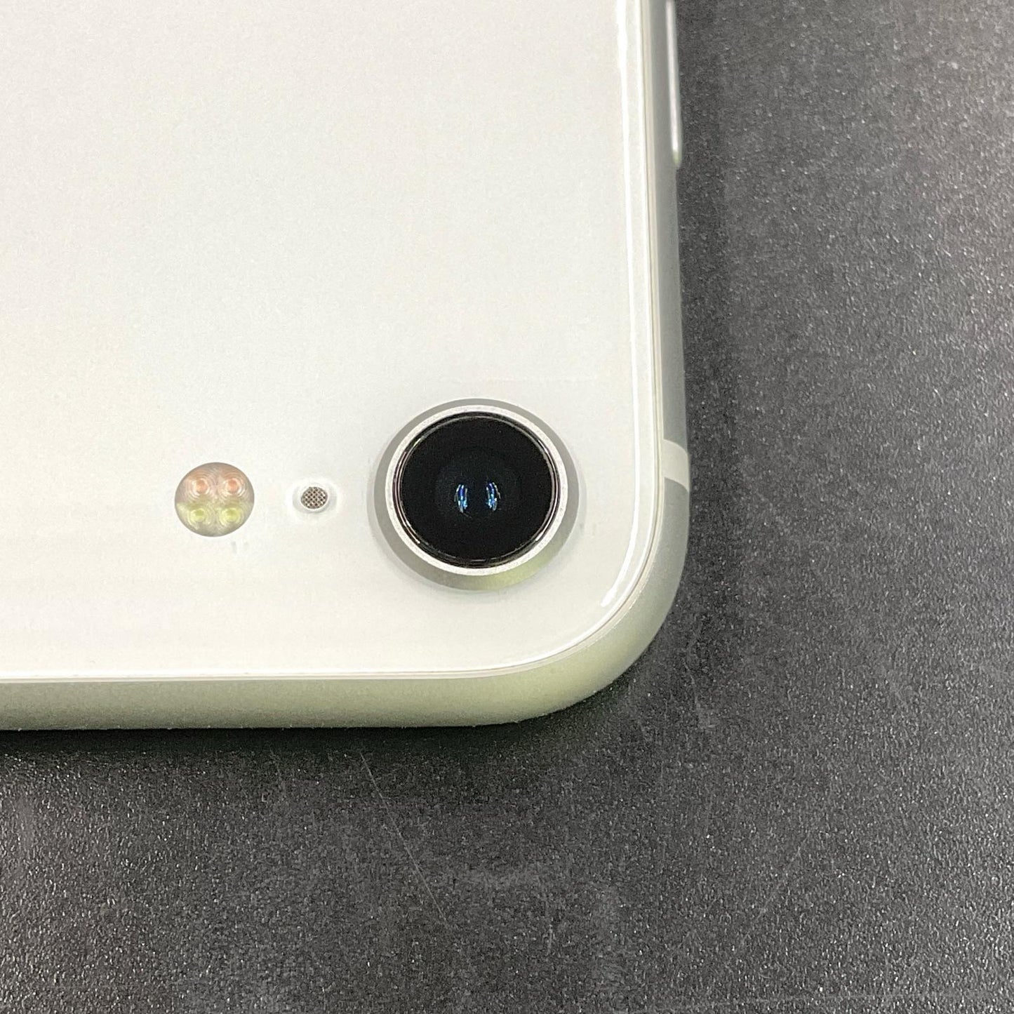 【全額返金保証】【最速発送】Apple iPhone iPhone SE（第2世代） 64GB ホワイト au 白ロム 動作確認済 77%