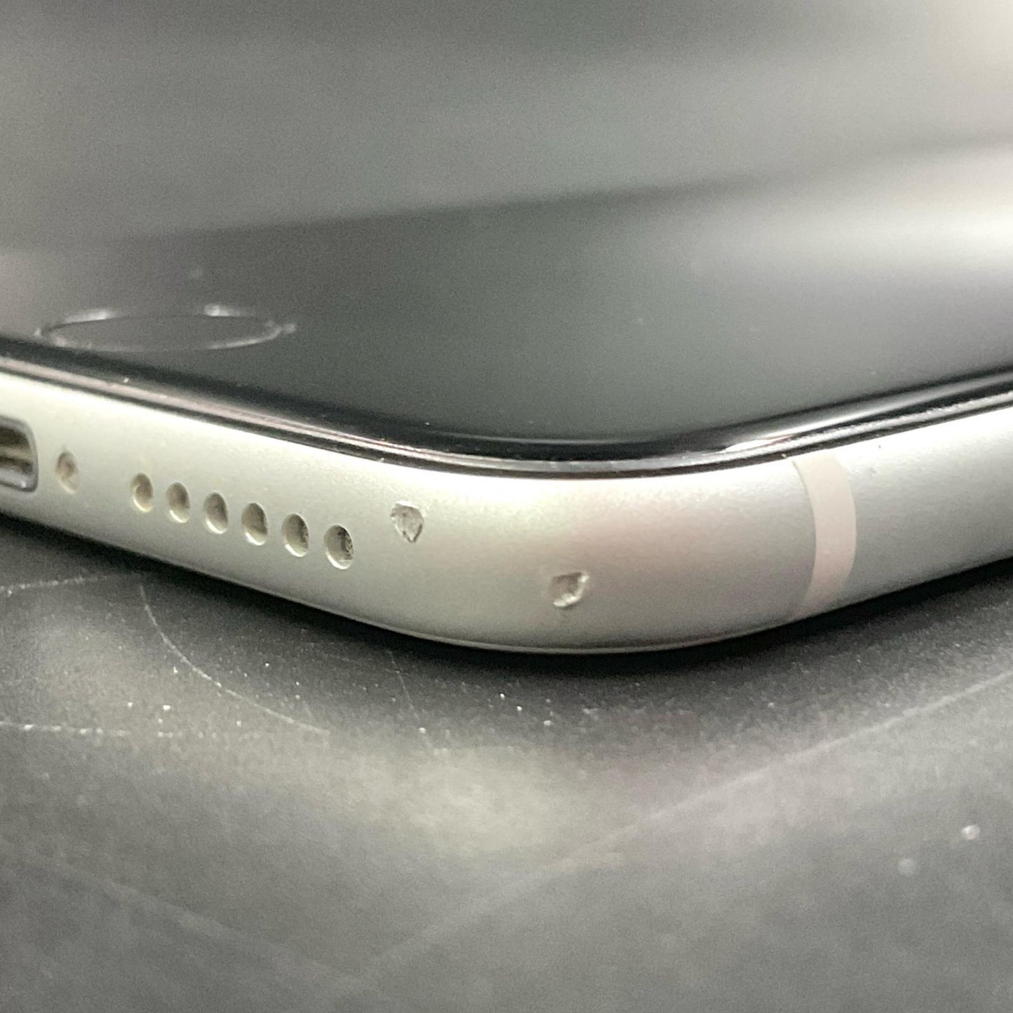 【全額返金保証】【最速発送】Apple iPhone iPhone SE（第2世代） 64GB ホワイト au 白ロム 動作確認済 77%