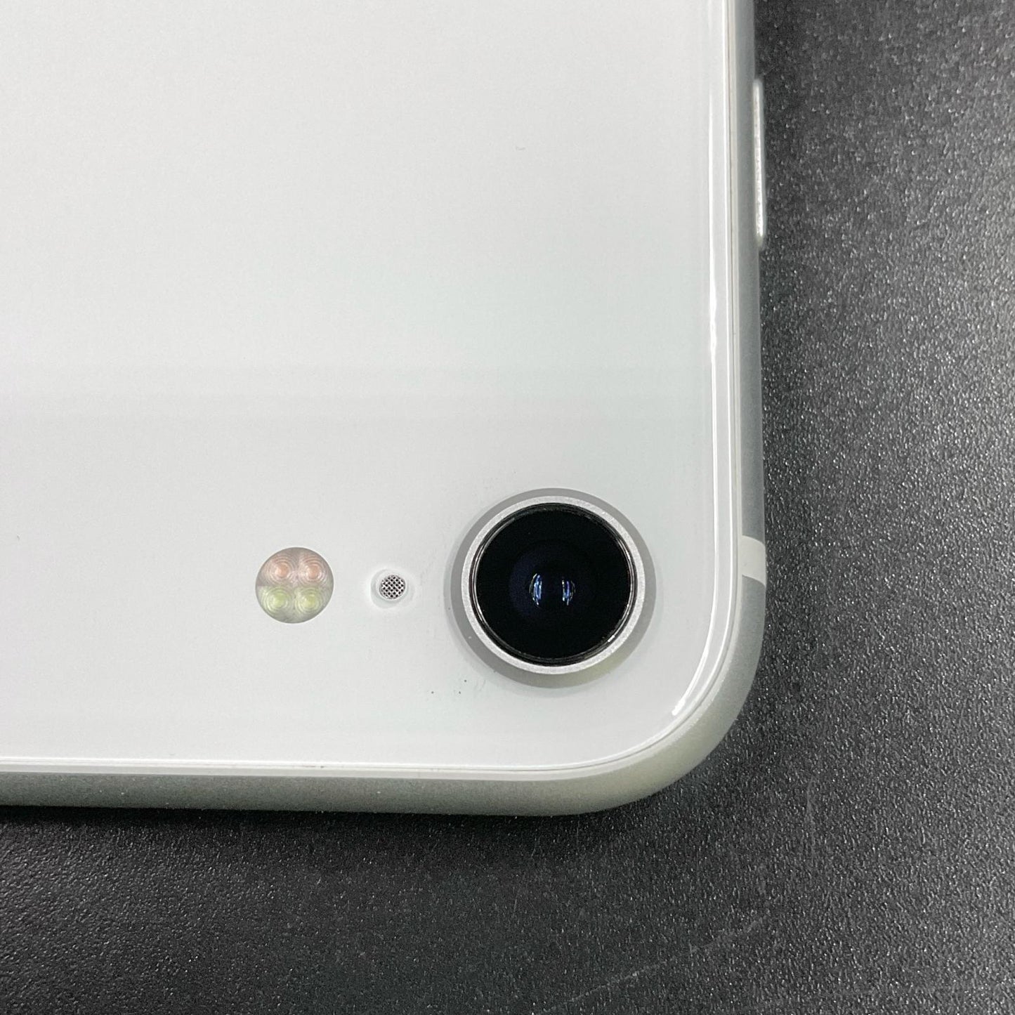 【全額返金保証】【最速発送】Apple iPhone iPhone SE（第2世代） 64GB ホワイト au 白ロム 動作確認済 78%