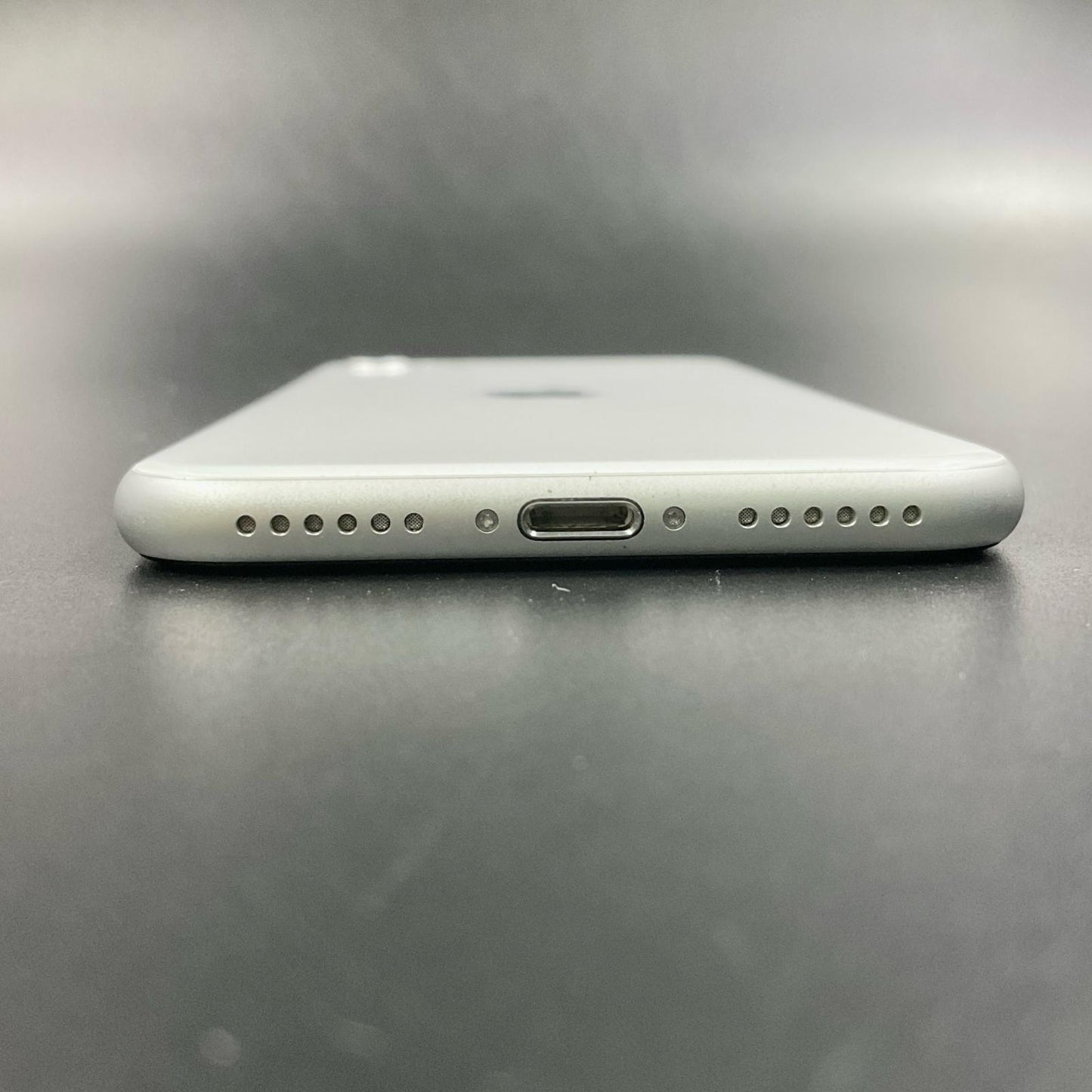 【全額返金保証】【最速発送】Apple iPhone iPhone SE（第2世代） 64GB ホワイト au 白ロム 動作確認済 78%
