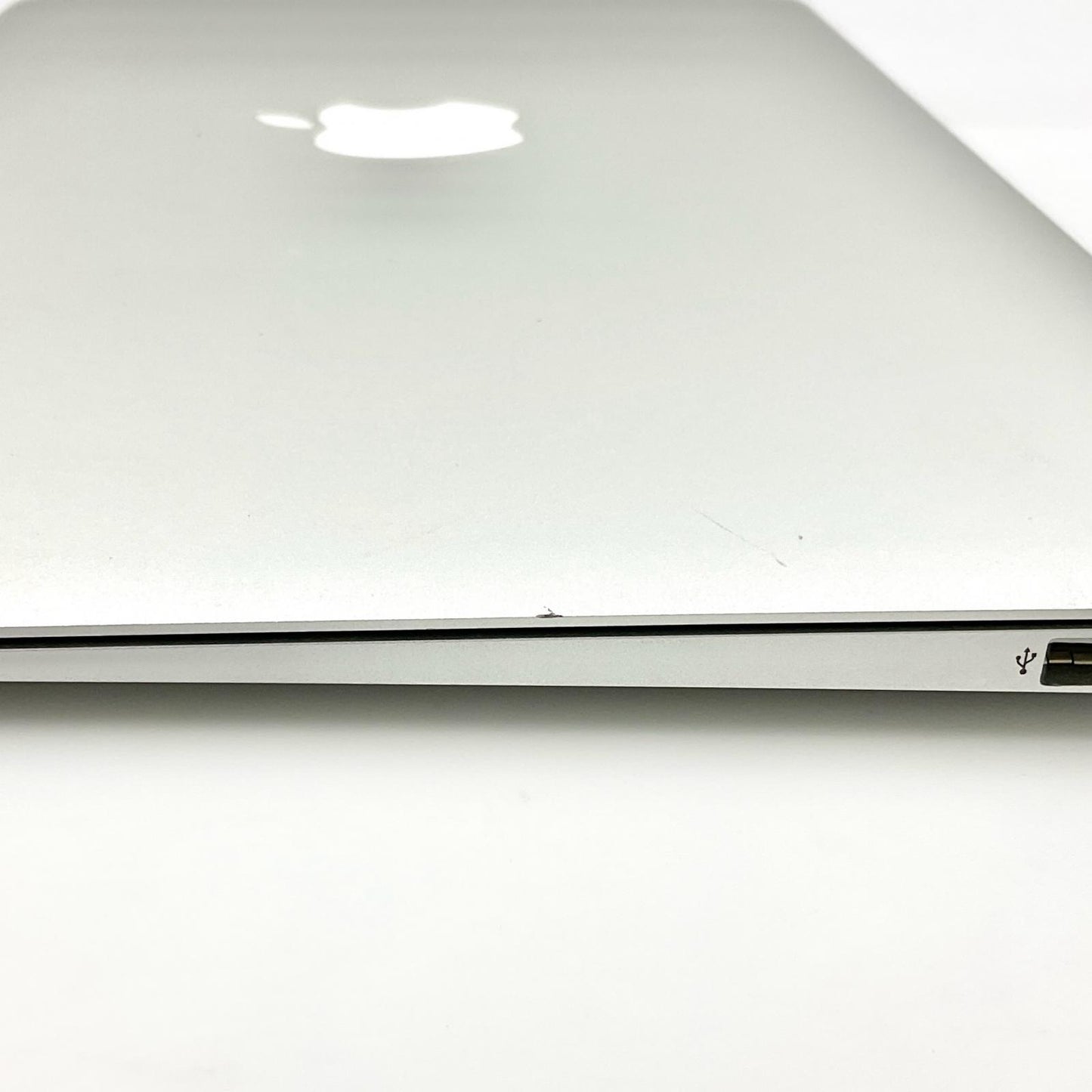 【全額返金保証】【最速発送】Apple MacBook Air 11インチ 2014 デュアルコア intel core i5 4GB SSD 128GB シルバー 94.1% 動作確認済