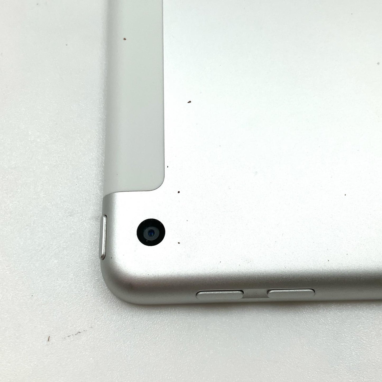 【全額返金保証】【最速発送】Apple iPad iPad 9.7インチ 第5世代 32GB シルバー WiFi+Cellular docomo 白ロム 動作確認済