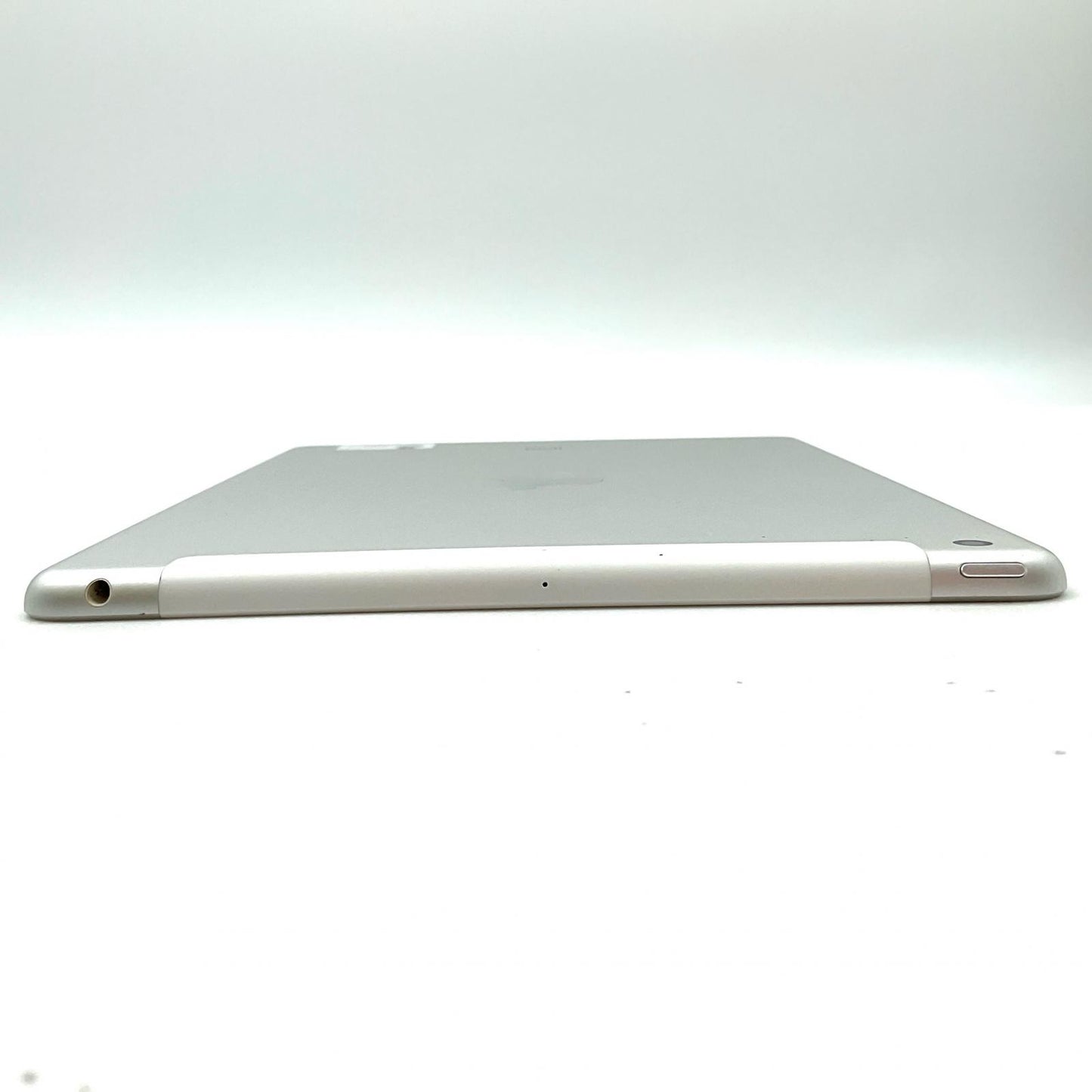 【全額返金保証】【最速発送】Apple iPad iPad 9.7インチ 第5世代 32GB シルバー WiFi+Cellular docomo 白ロム 動作確認済