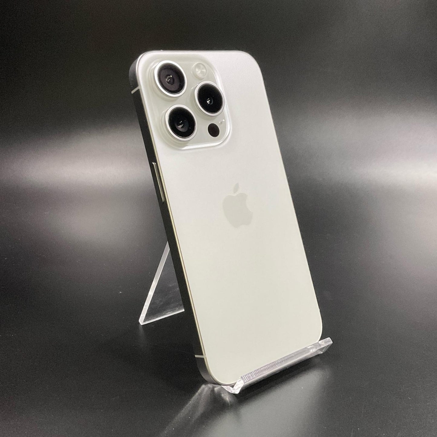 【全額返金保証】【最速発送】Apple iPhone iPhone 15 Pro 256GB ホワイトチタニウム docomo 白ロム 動作確認済 100%