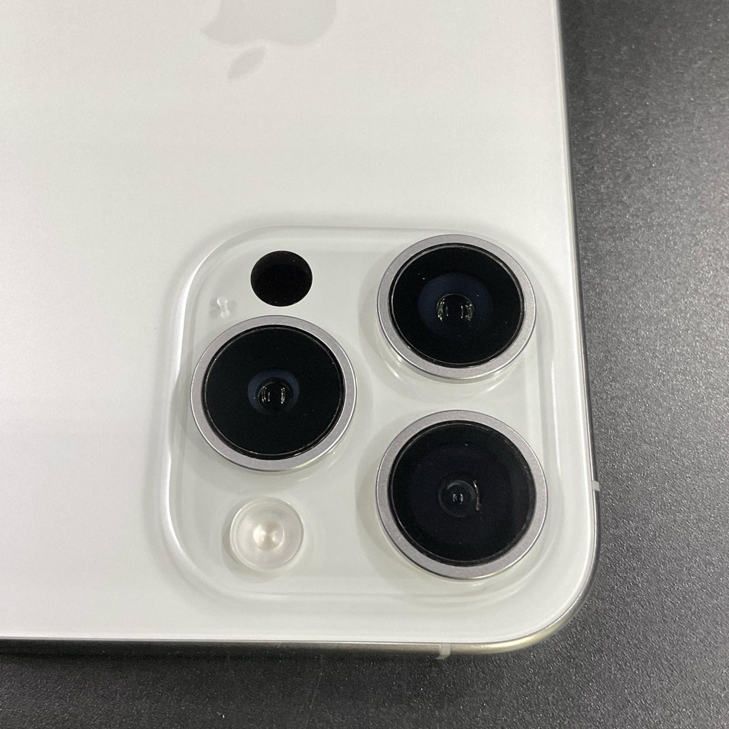 【全額返金保証】【最速発送】Apple iPhone iPhone 15 Pro 256GB ホワイトチタニウム docomo 白ロム 動作確認済 100%