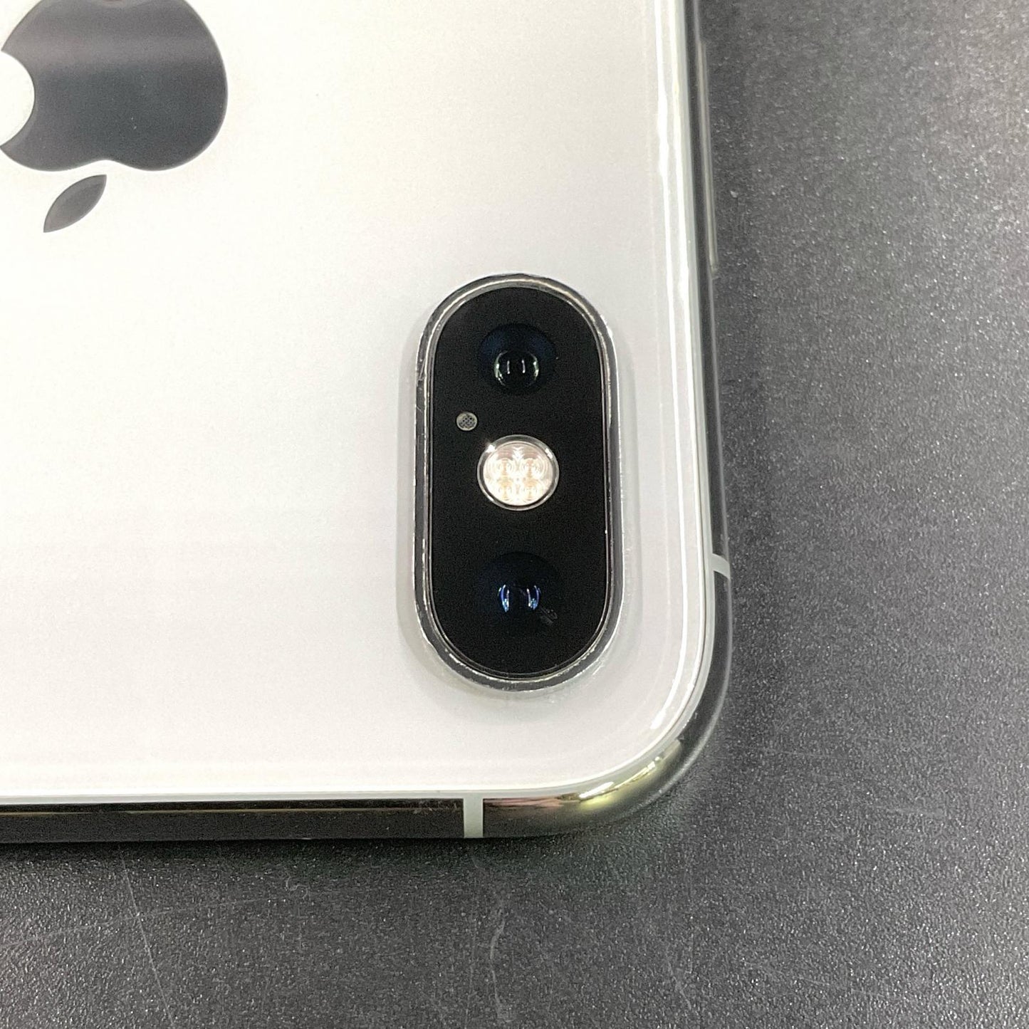 【全額返金保証】【最速発送】Apple iPhone iPhone XS 64GB シルバー au 白ロム 動作確認済 74%