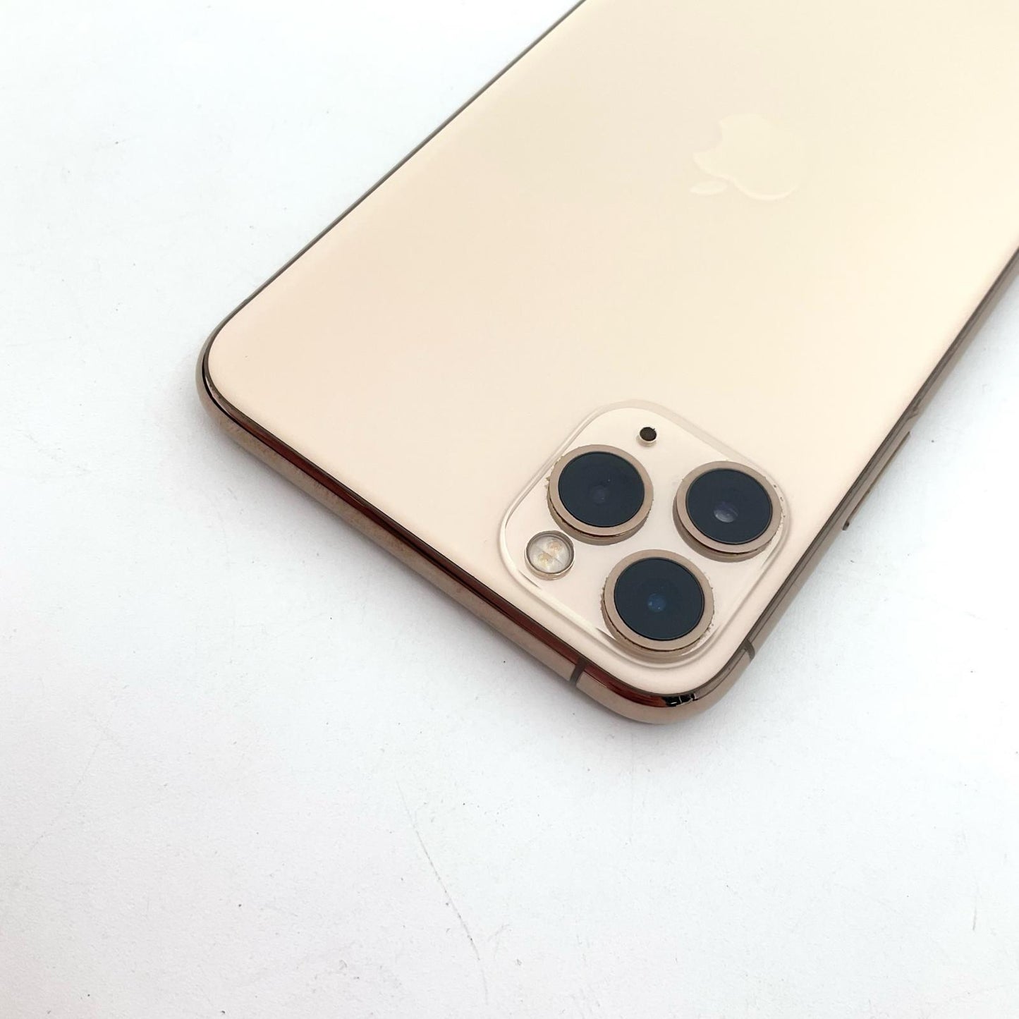 【全額返金保証】【最速発送】Apple iPhone iPhone 11 Pro Max 64GB ゴールド docomo SIMフリー 白ロム 動作確認済 76%