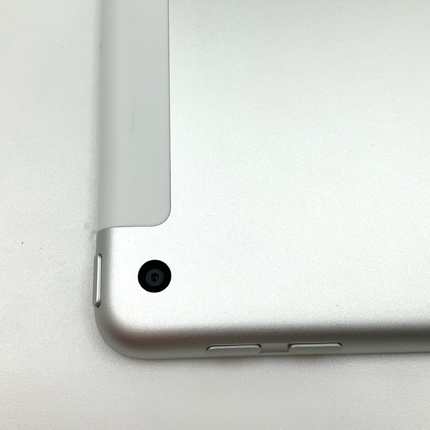 【全額返金保証】【最速発送】Apple iPad iPad 9.7インチ 第5世代 32GB シルバー WiFi+Cellular docomo SIMフリー 白ロム 動作確認済