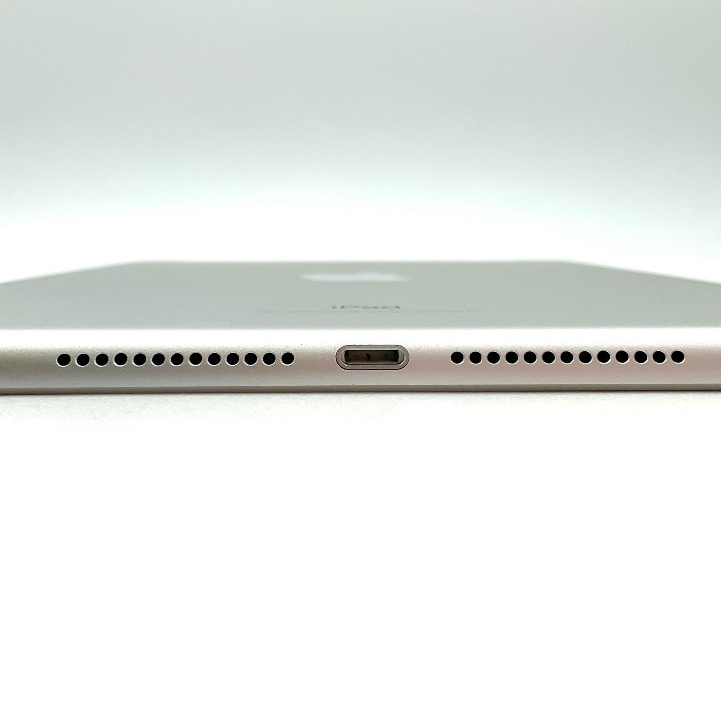 【全額返金保証】【最速発送】Apple iPad iPad 9.7インチ 第5世代 32GB シルバー WiFi+Cellular docomo SIMフリー 白ロム 動作確認済