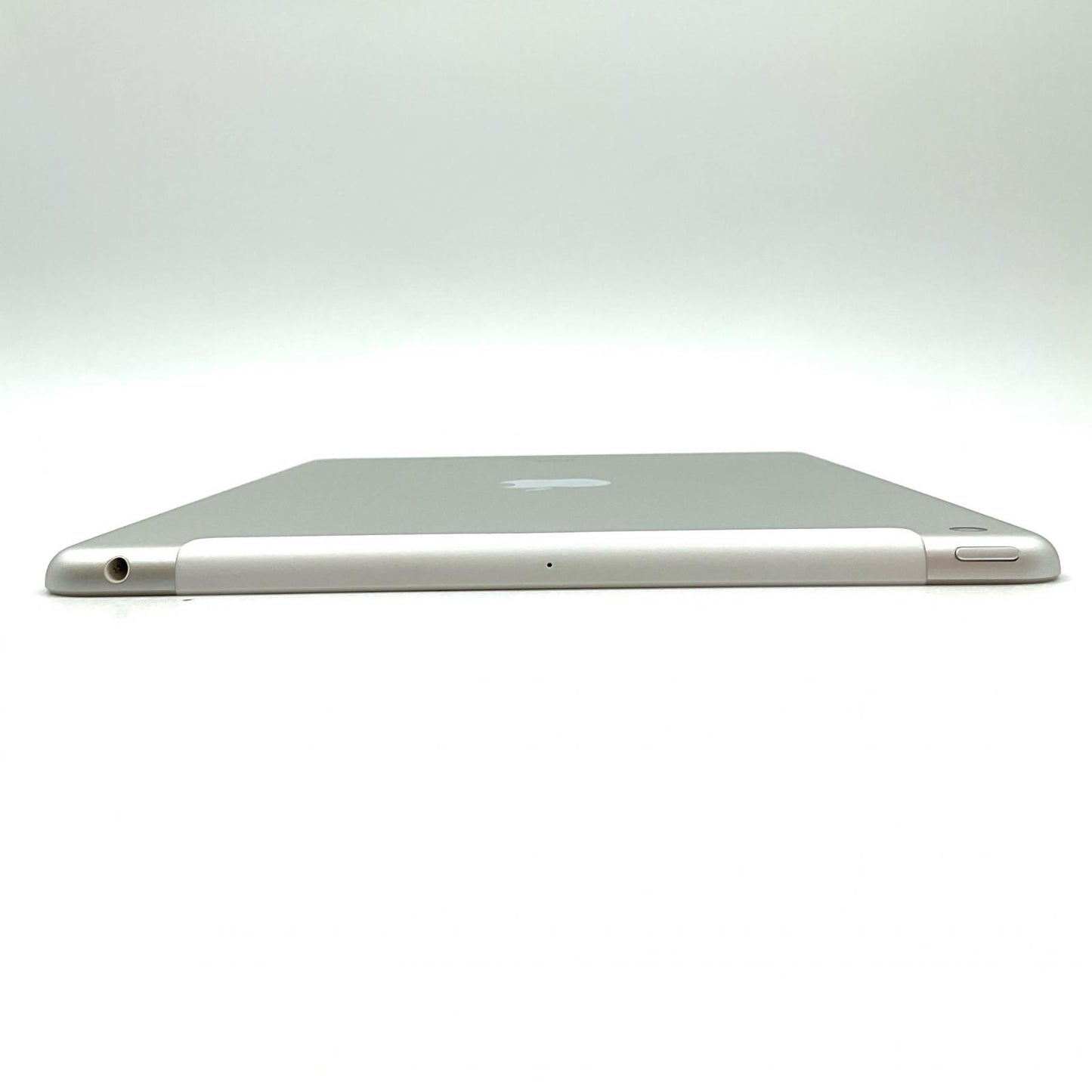 【全額返金保証】【最速発送】Apple iPad iPad 9.7インチ 第5世代 32GB シルバー WiFi+Cellular docomo SIMフリー 白ロム 動作確認済
