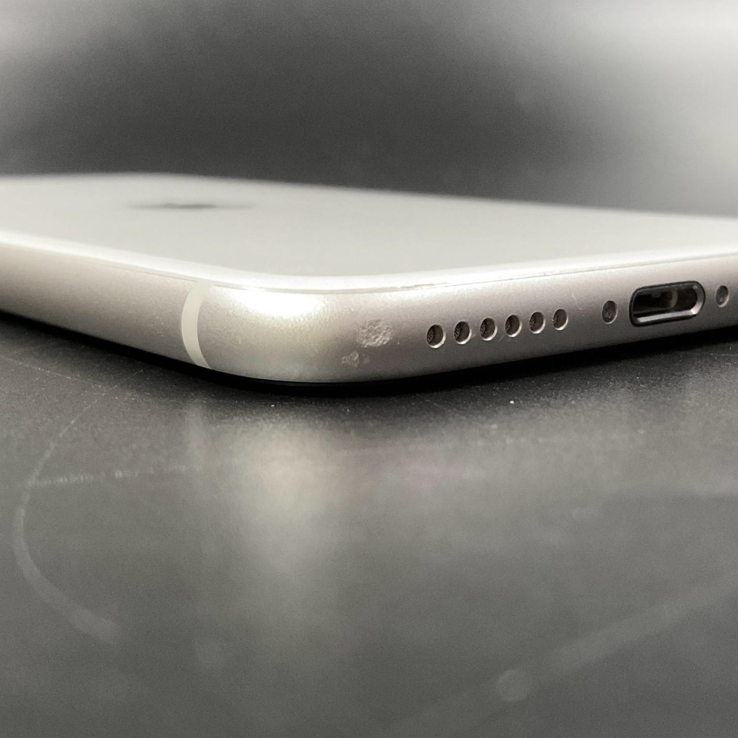 【全額返金保証】【最速発送】Apple iPhone iPhone SE（第3世代） 64GB スターライト au 白ロム 動作確認済 84%