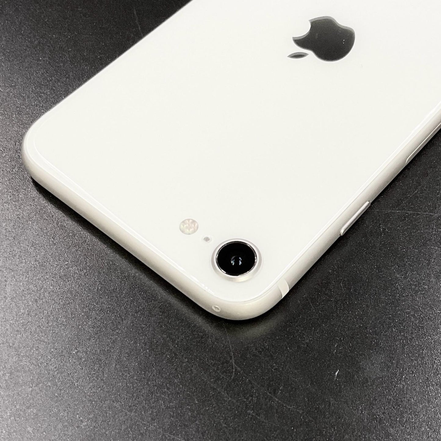 【全額返金保証】【最速発送】Apple iPhone iPhone SE（第3世代） 64GB スターライト au 白ロム 動作確認済 80%
