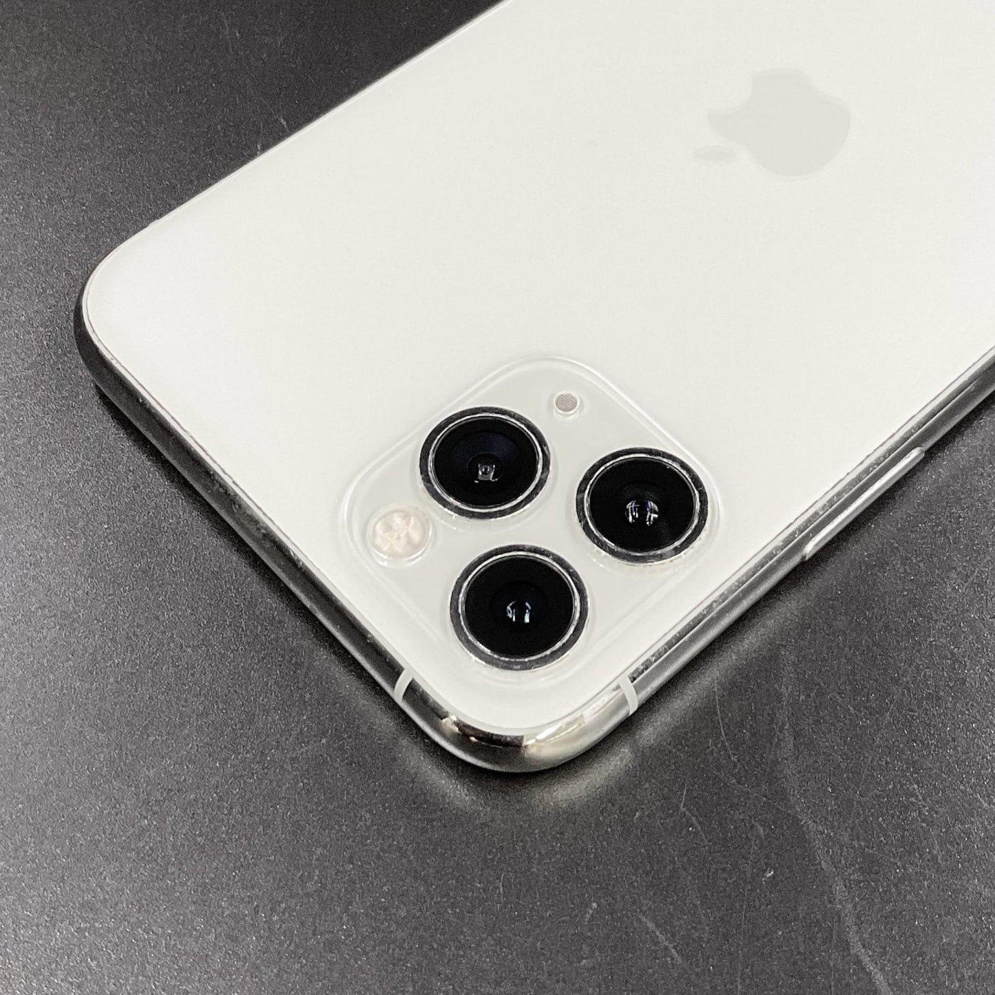 【全額返金保証】【最速発送】Apple iPhone iPhone 11 Pro 256GB シルバー SIMフリー 白ロム 動作確認済 85%