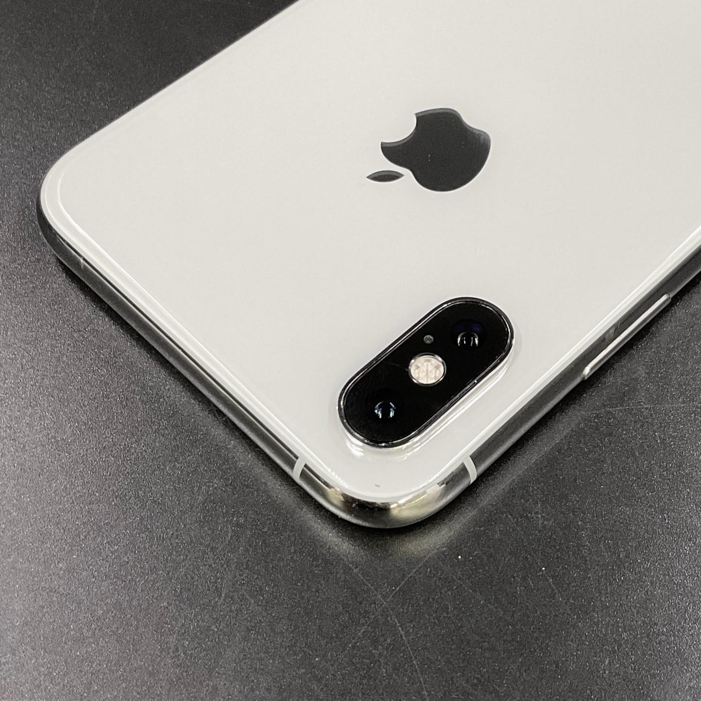 【全額返金保証】【最速発送】Apple iPhone iPhone XS 64GB シルバー docomo 白ロム 動作確認済 83%