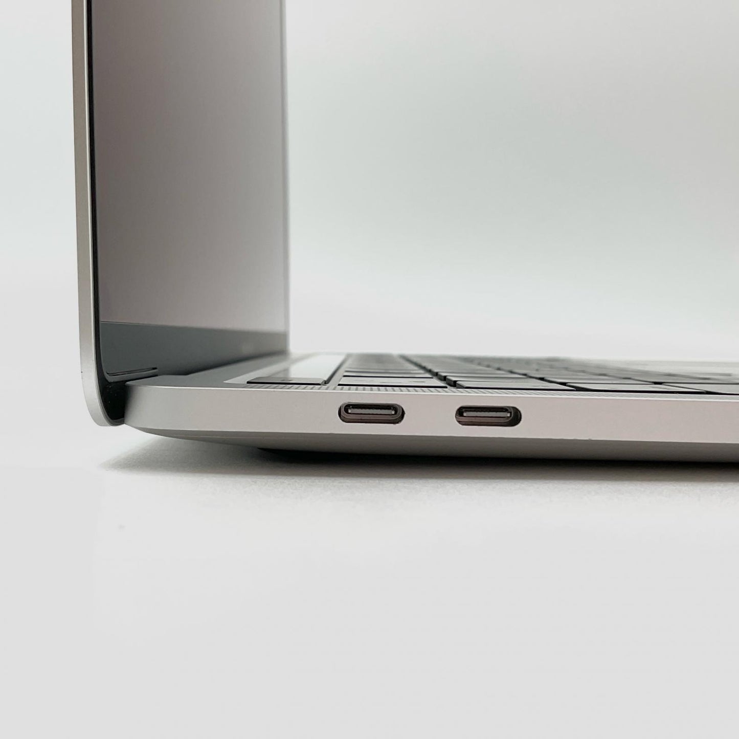 【全額返金保証】【最速発送】Apple MacBook Pro 13インチ 2022 Ｍ2 8GB SSD 512GB シルバー 93% 動作確認済