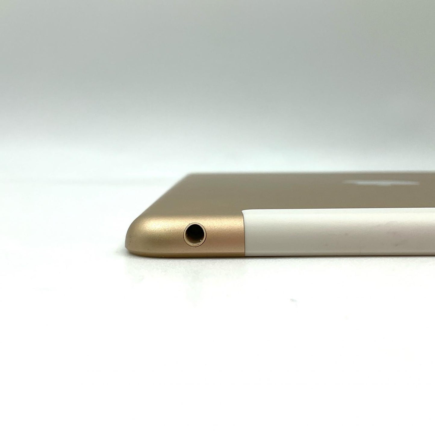 【最速発送】Apple iPad iPad 9.7インチ 第5世代 128GB ゴールド WiFi+Cellular docomo 白ロム【難有】