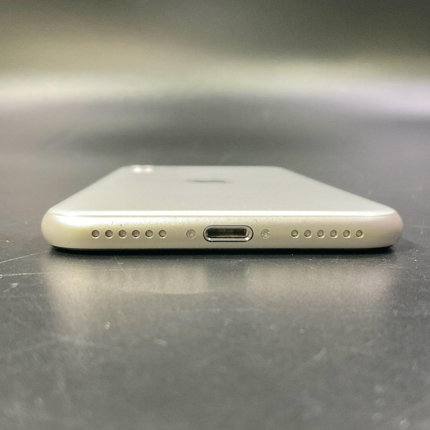 【全額返金保証】【最速発送】Apple iPhone iPhone SE（第3世代） 64GB スターライト Softbank 白ロム 動作確認済 84%