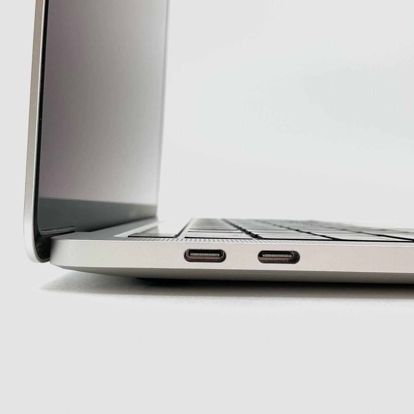 【全額返金保証】【最速発送】Apple MacBook Pro 13インチ M2 8GB SSD 512GB シルバー 83% 美品 動作確認済