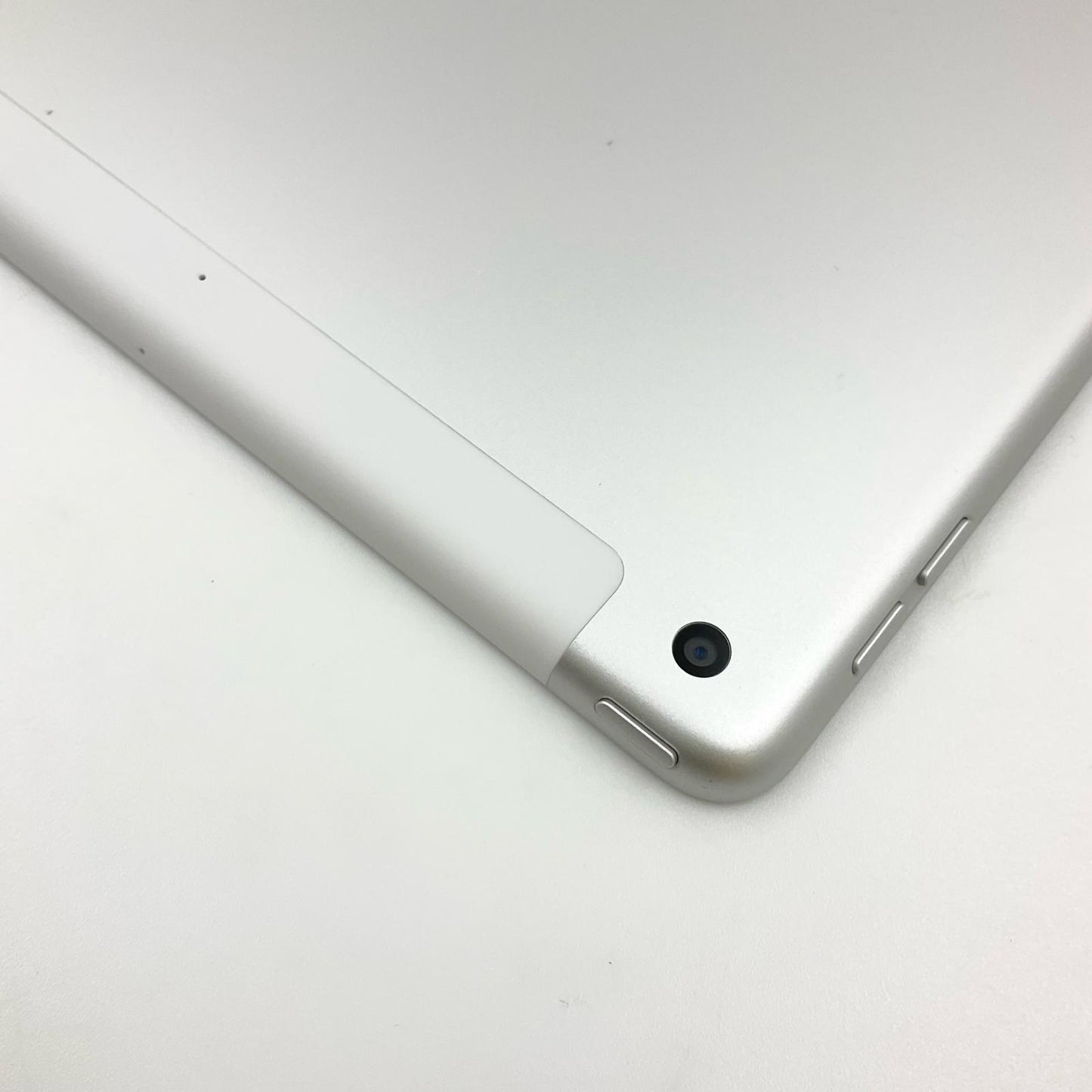 【全額返金保証】【最速発送】Apple iPad iPad 10.2インチ 第9世代 64GB シルバー WiFi+Cellular docomo 動作確認済
