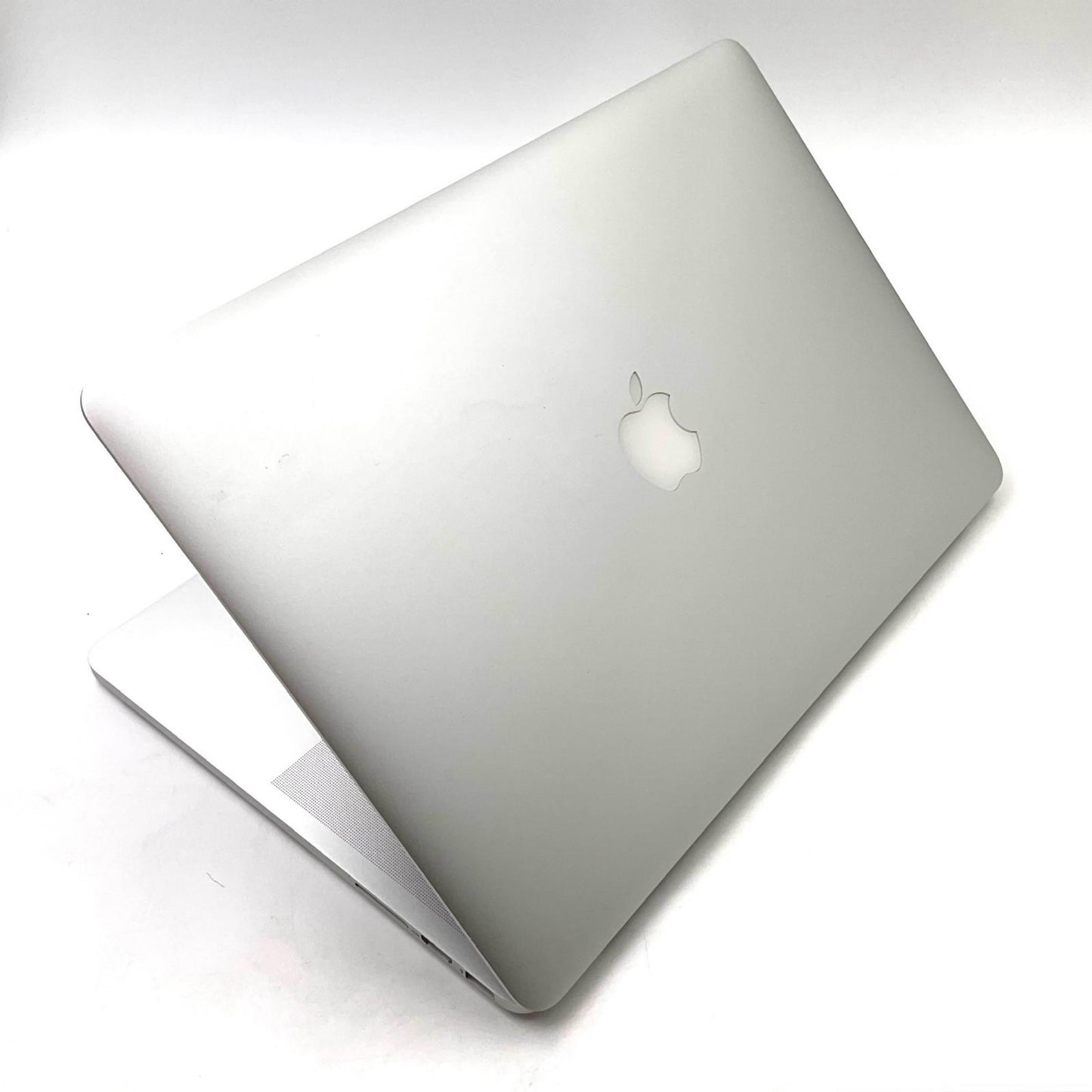 【全額返金保証】【最速発送】Apple MacBook Pro 15インチ 2015 クアッドコア intel core i7 16GB SSD 256GB シルバー 83% 動作確認済