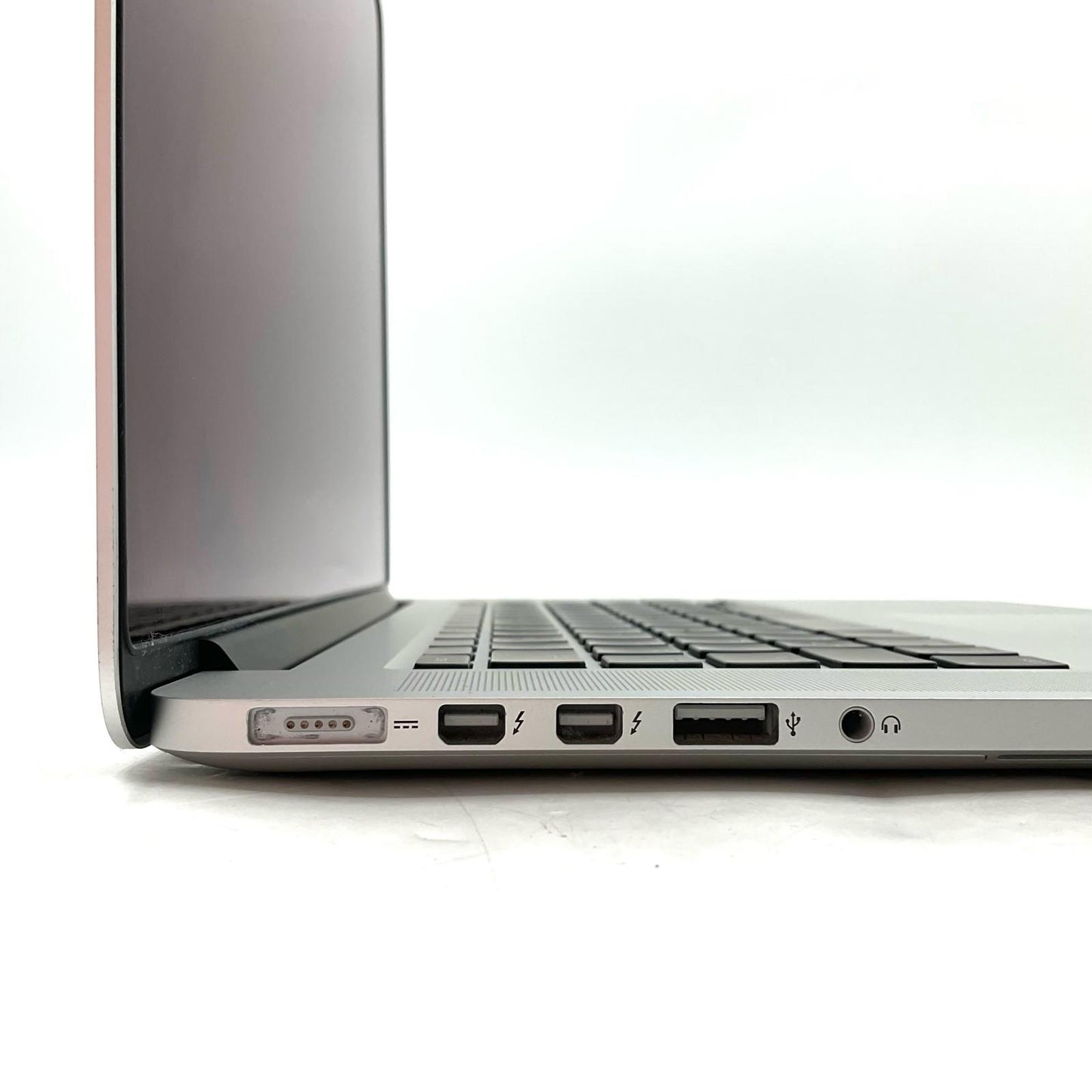 【全額返金保証】【最速発送】Apple MacBook Pro 15インチ 2015 クアッドコア intel core i7 16GB SSD 256GB シルバー 83% 動作確認済